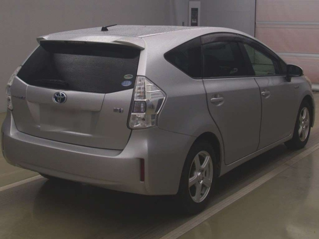 TOYOTA PRIUS ALPHA 2011