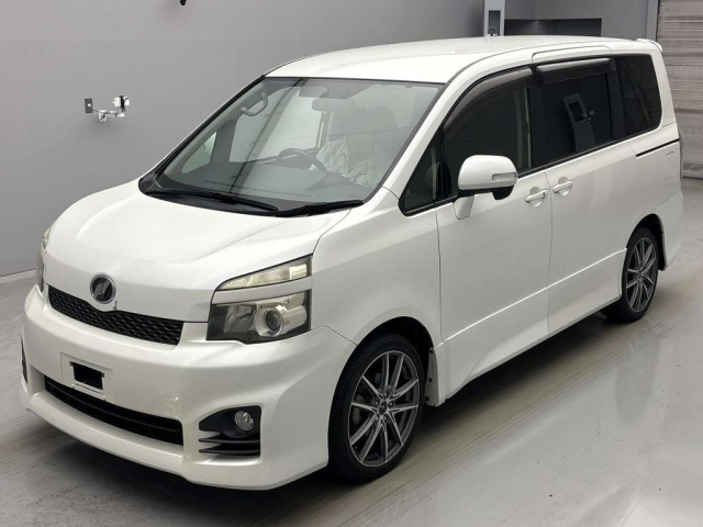 TOYOTA VOXY 2010