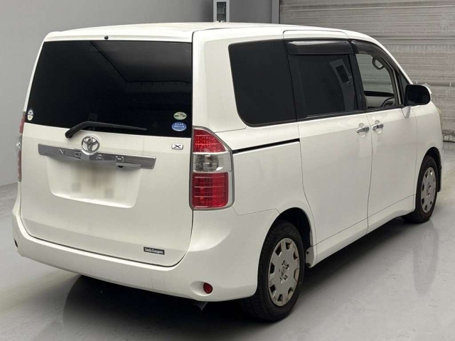 TOYOTA NOAH 2009