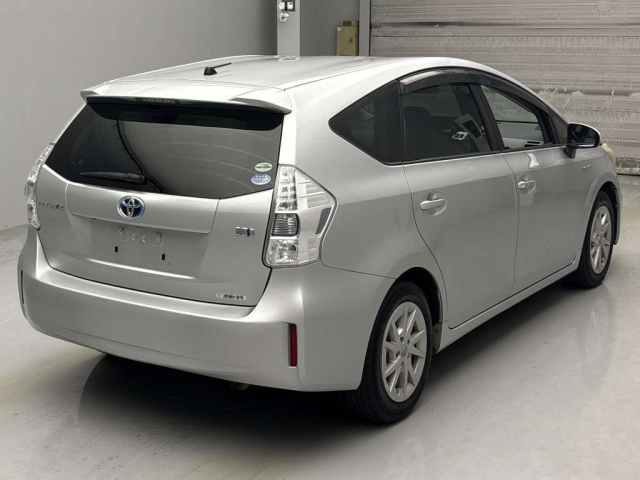 TOYOTA PRIUS ALPHA 2013