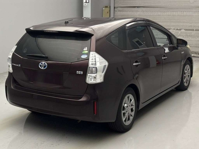 TOYOTA PRIUS ALPHA 2013