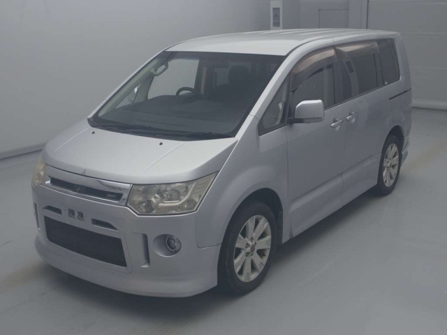 MITSUBISHI DELICA D5 2011