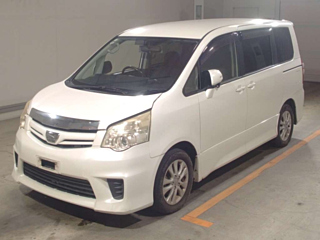 TOYOTA NOAH 2010