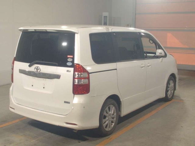 TOYOTA NOAH 2010
