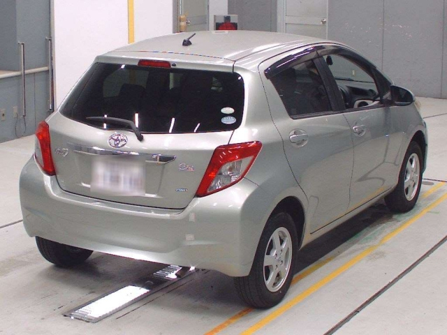 TOYOTA VITZ 2013