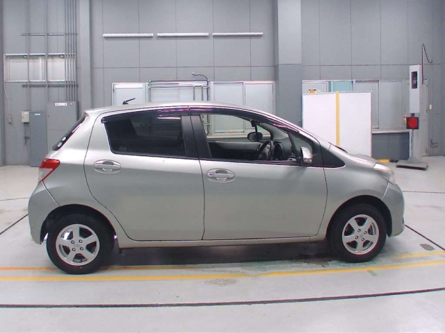 TOYOTA VITZ 2013