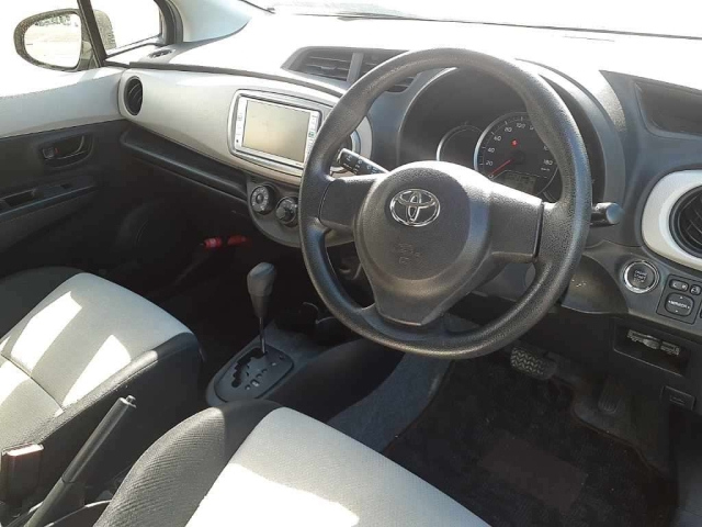TOYOTA VITZ 2013