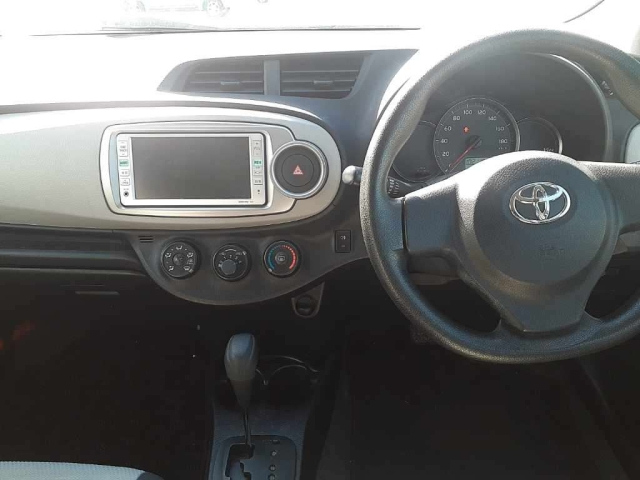 TOYOTA VITZ 2013