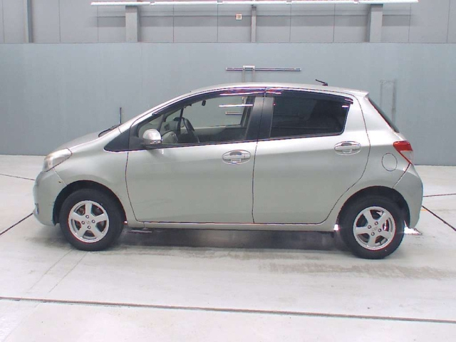 TOYOTA VITZ 2013