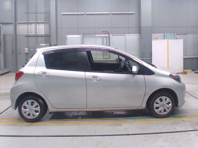 TOYOTA VITZ 2015