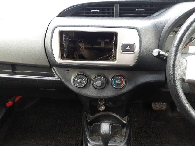 TOYOTA VITZ 2015