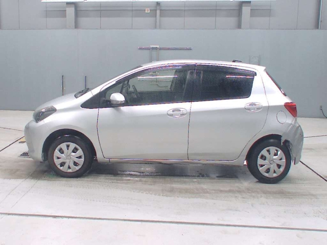 TOYOTA VITZ 2015