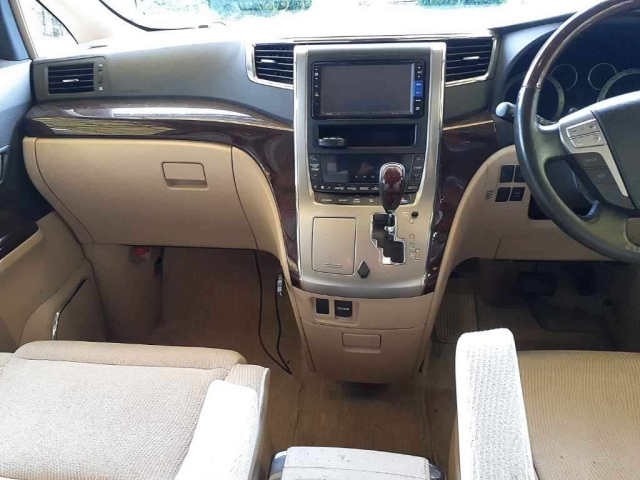 TOYOTA VELLFIRE 2013