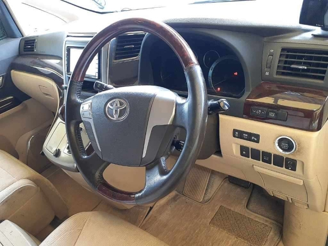 TOYOTA VELLFIRE 2013