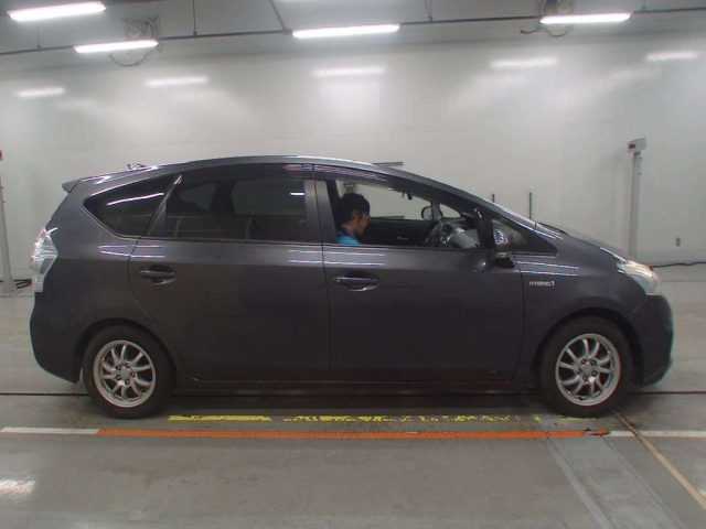 TOYOTA PRIUS ALPHA 2013