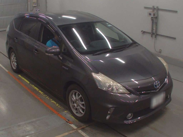 TOYOTA PRIUS ALPHA 2013