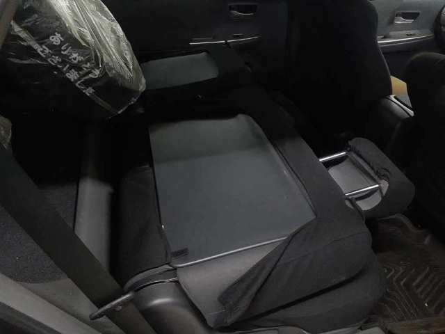 TOYOTA PRIUS ALPHA 2013