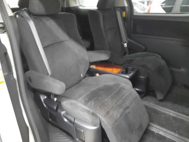TOYOTA VELLFIRE 2010