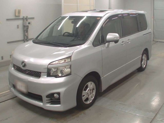 TOYOTA VOXY 2013