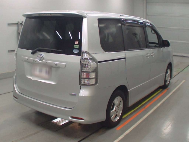 TOYOTA VOXY 2013