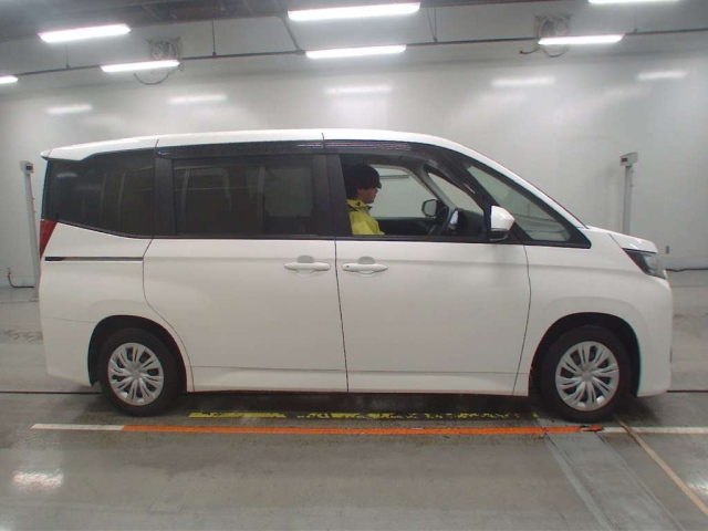 TOYOTA NOAH 2022