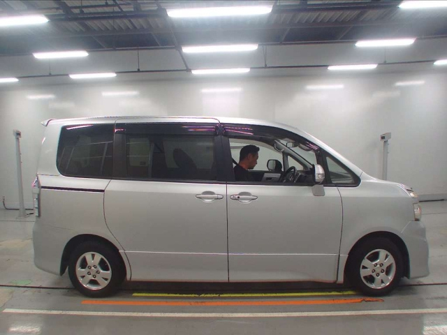 TOYOTA VOXY 2013