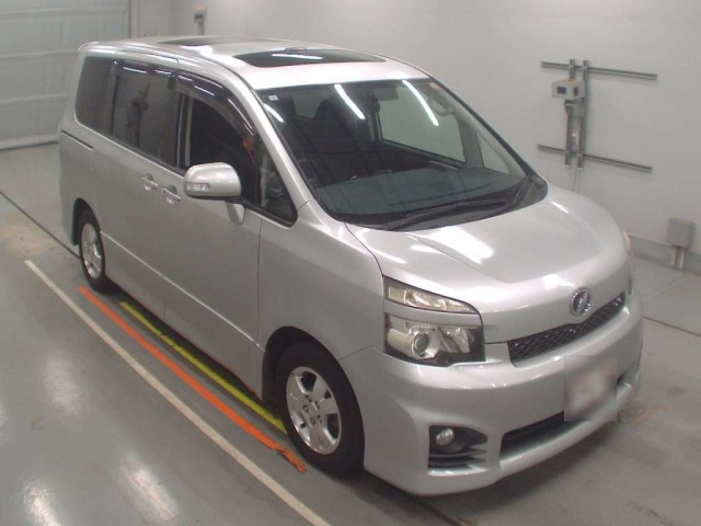 TOYOTA VOXY 2013