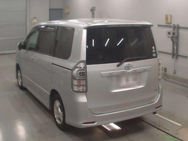 TOYOTA VOXY 2013