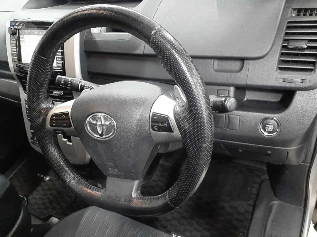TOYOTA VOXY 2013