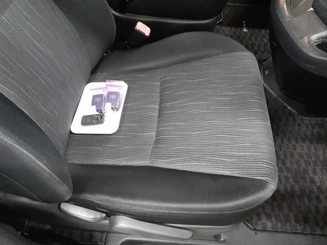 TOYOTA VOXY 2013