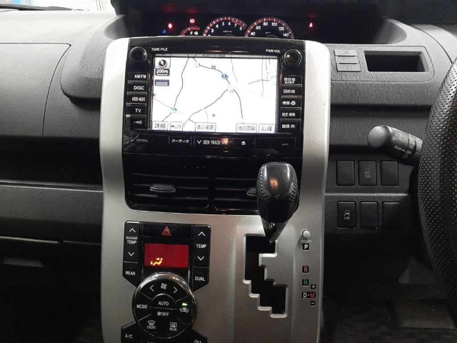 TOYOTA VOXY 2013