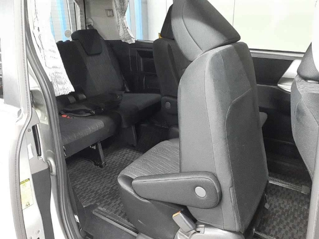 TOYOTA VOXY 2013