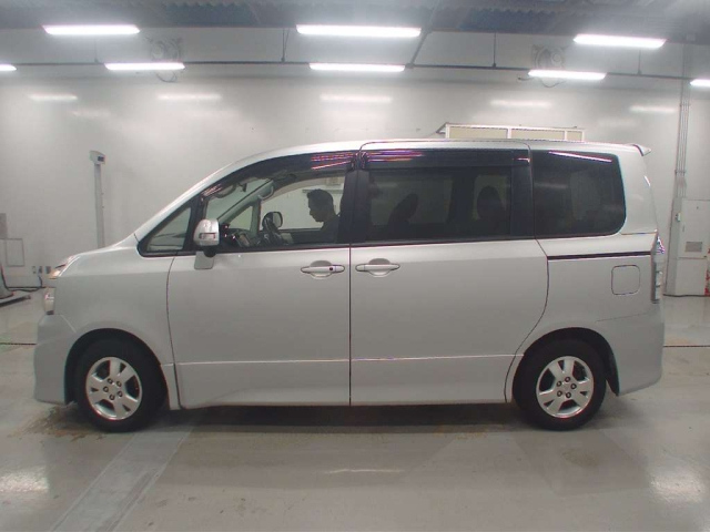 TOYOTA VOXY 2013