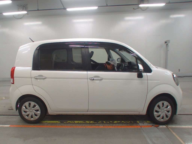 TOYOTA PORTE 2015