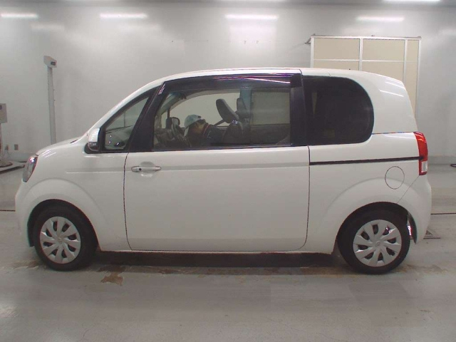TOYOTA PORTE 2015
