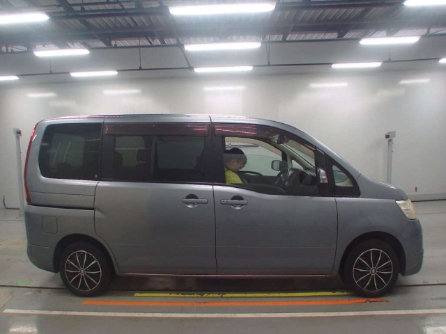 NISSAN SERENA 2010