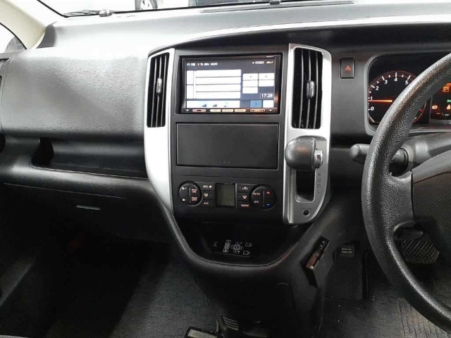NISSAN SERENA 2010