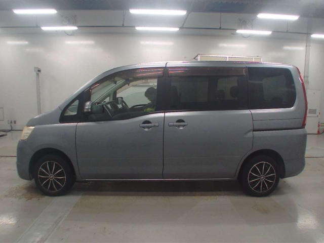 NISSAN SERENA 2010