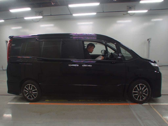 TOYOTA NOAH 2016