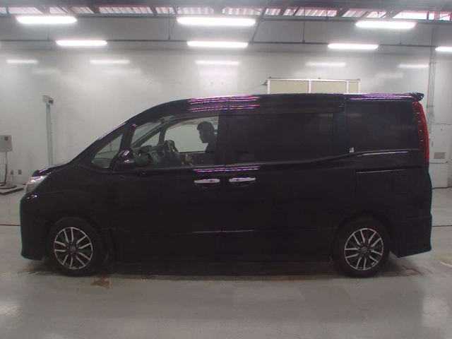 TOYOTA NOAH 2016