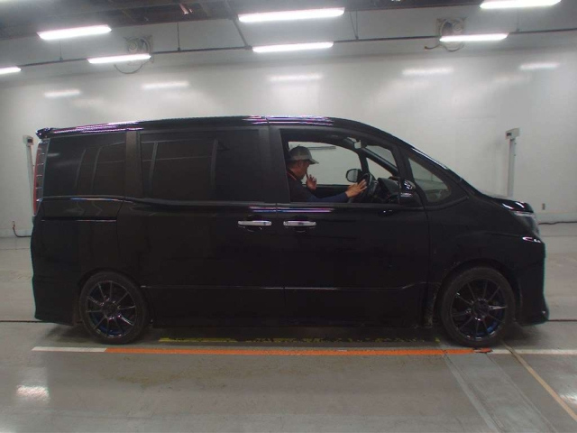 TOYOTA NOAH 2018