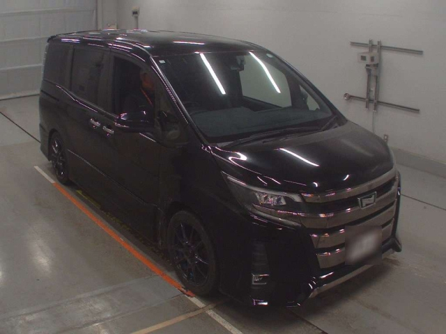 TOYOTA NOAH 2018