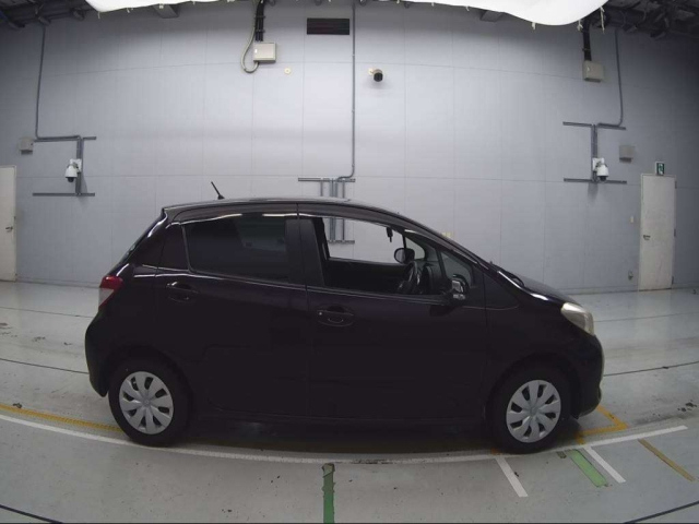 TOYOTA VITZ 2013
