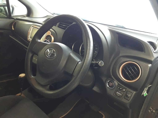 TOYOTA VITZ 2013