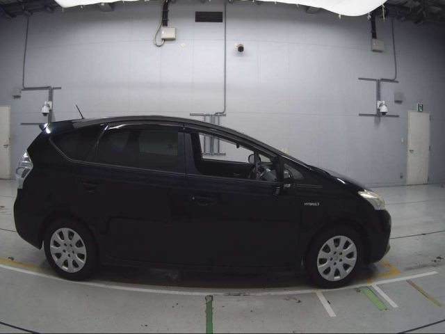 TOYOTA PRIUS ALPHA 2013