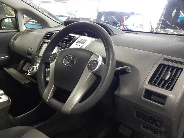 TOYOTA PRIUS ALPHA 2013