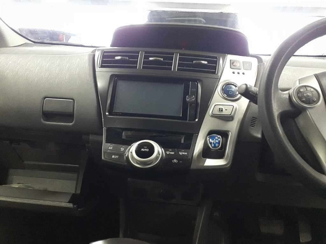 TOYOTA PRIUS ALPHA 2013