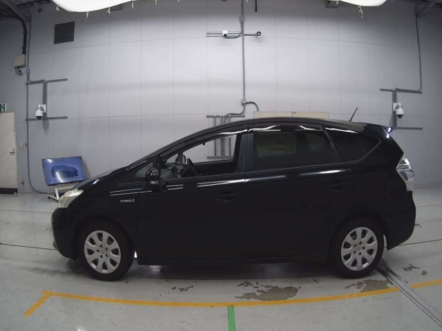 TOYOTA PRIUS ALPHA 2013