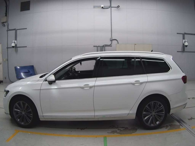 VOLKSWAGEN PASSAT VARIANT 2022