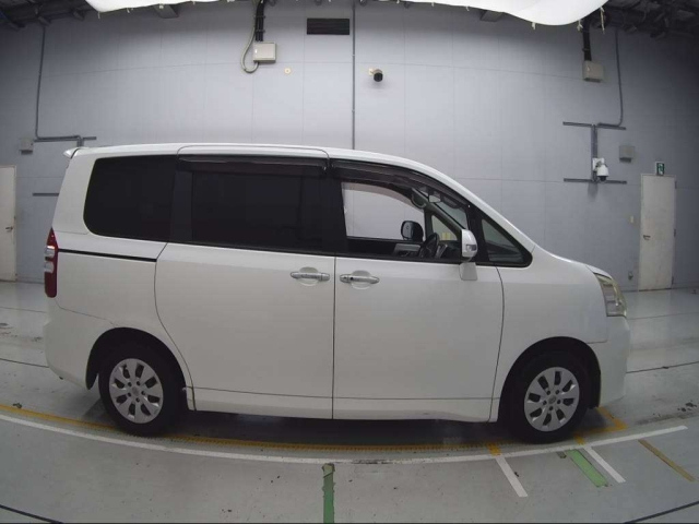 TOYOTA NOAH 2012